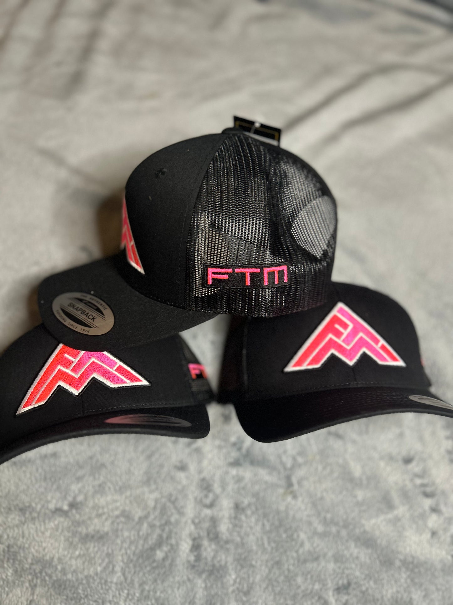 Triple Neon - BLACK/PINK